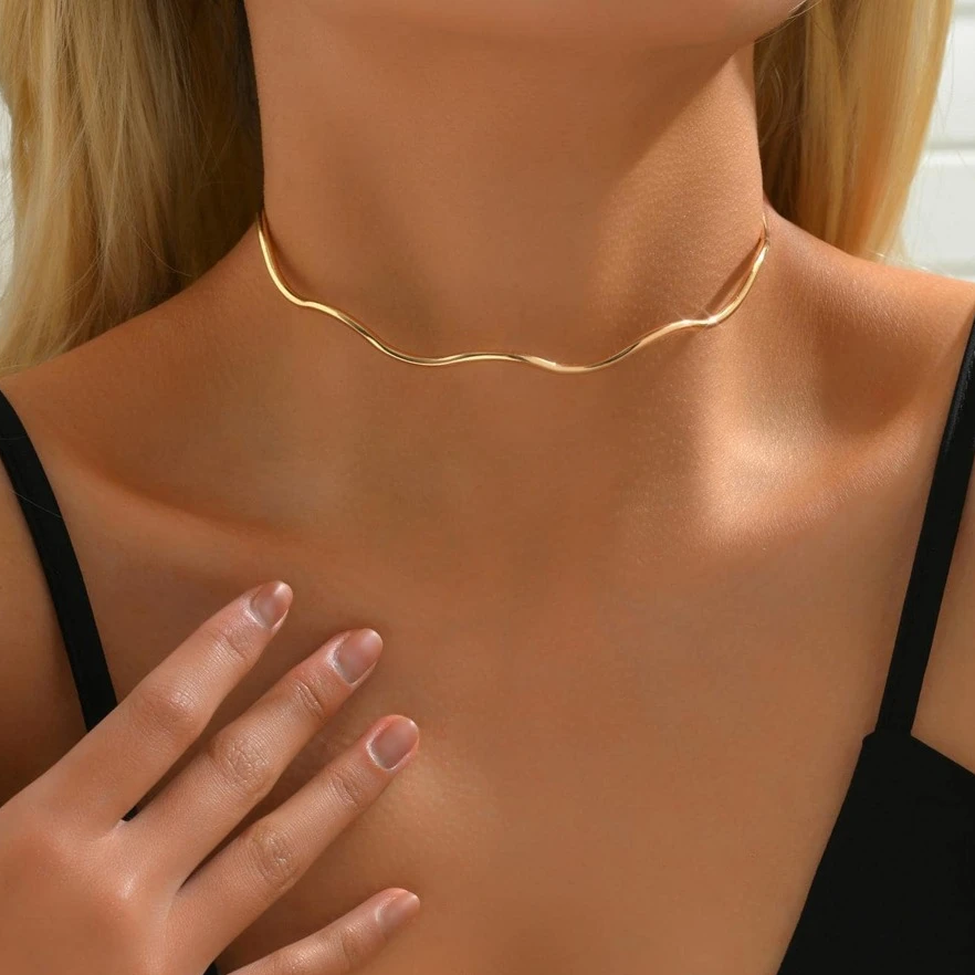 Minimalist Wavy Choker Necklace